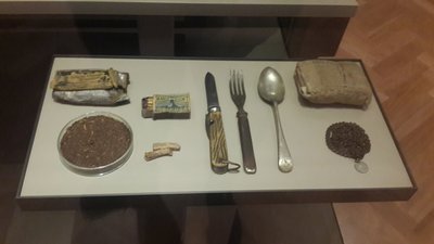 20160723_115715.jpg (249.57 KiB) Viewed 12465 times Some of the diggers equipment. (Slightly ration related)