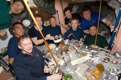 800px-Meal_STS127.jpg