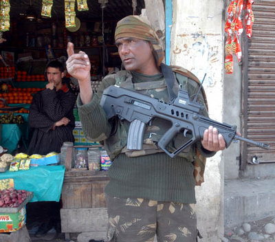 010308israel1.jpg (89.06 KiB) Viewed 7294 times Indian special forces soldier toting Tavor in Kashmir, 2008