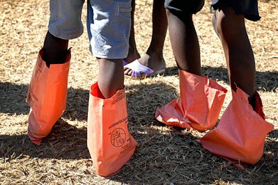 MRE_Bag_Shoes.jpg (112.11 KiB) Viewed 40591 times After the earthquake,haitian kids used HDR bags as improvised boots and shoes.