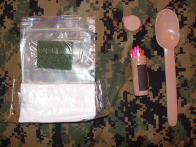 DSCN1863.JPG (781.95 KiB) Viewed 10733 times Hurricane and normal matches, Spoon, Ziplock bag, Soaped Scrubby, Napkin