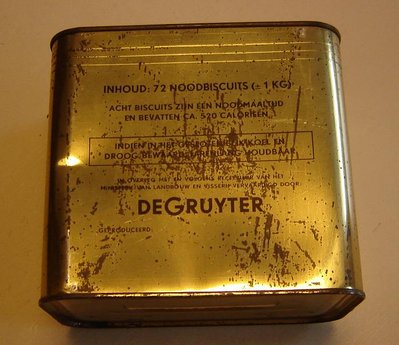 DSC01807.JPG (73.96 KiB) Viewed 7302 times Contents: 72 emergency biscuits (+/- 1 KG)<br />eight biscuits make one emergencymeal and contain approimately 520 Calories<br /><br />When kept sealed, cool and dry thay last for a long period of time.<br /><br />In order of and recipe of the ministry of Agriculture and Fishery, produced by: DeGruyter.<br /><br />production date: dec 1961.