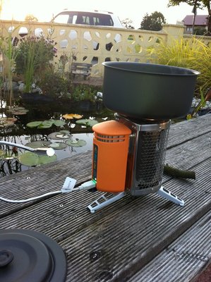 IMG_0711.JPG (357.76 KiB) Viewed 5969 times Cooking and using the USB connector for my LED light from notebook! Good for make light while cooking something!