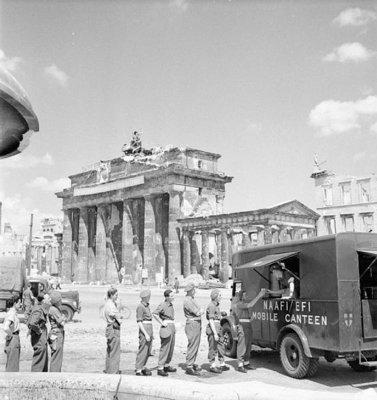 566px-NAFFI_Mobile_Canteen_No.750_beside_the_Brandenburg_Gate.jpg